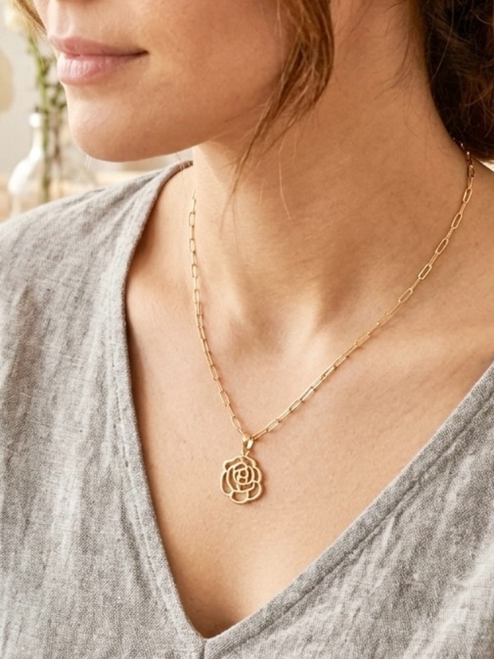 NWT! Beautiful link chain necklace with camellia flower pendant.